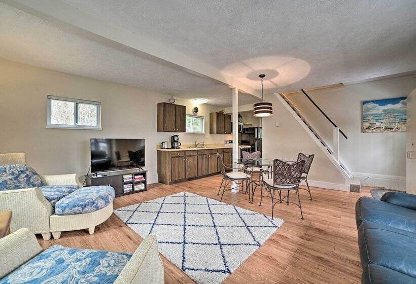 Getaway On Crystal Clear Lake: Main & Guest House!