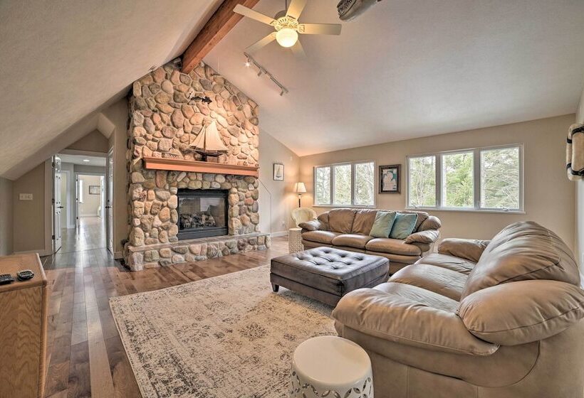 Getaway On Crystal Clear Lake: Main & Guest House!