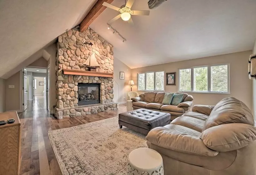 Getaway On Crystal Clear Lake: Main & Guest House!