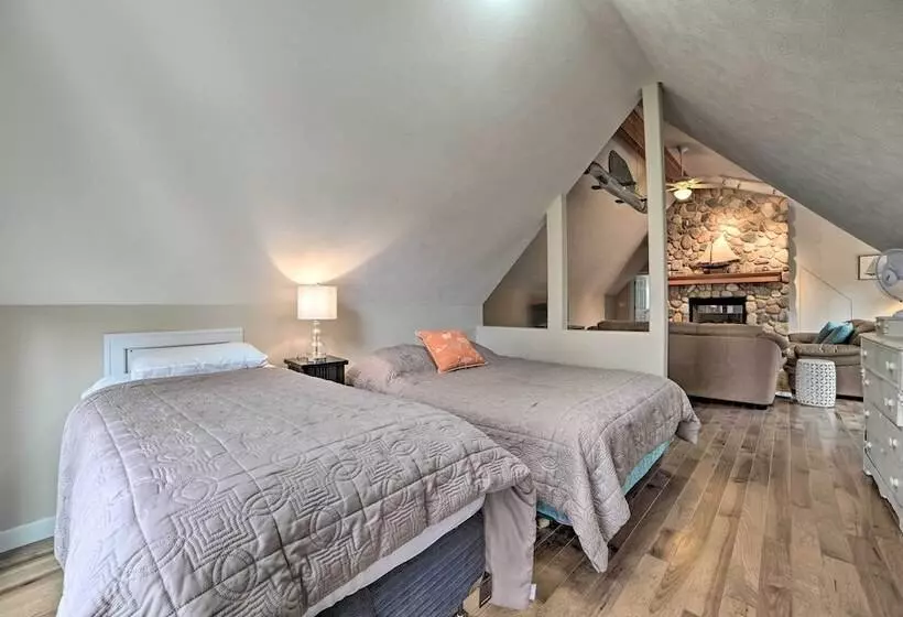 Getaway On Crystal Clear Lake: Main & Guest House!