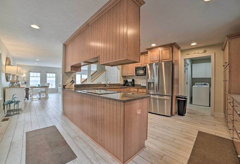 Getaway On Crystal Clear Lake: Main & Guest House!