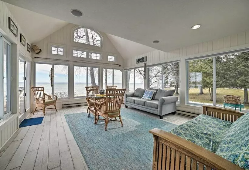 Getaway On Crystal Clear Lake: Main & Guest House!