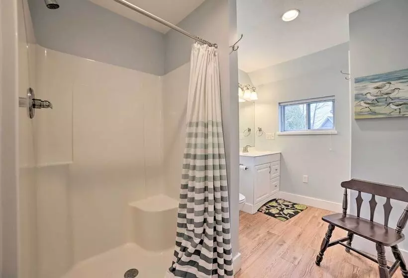 Getaway On Crystal Clear Lake: Main & Guest House!