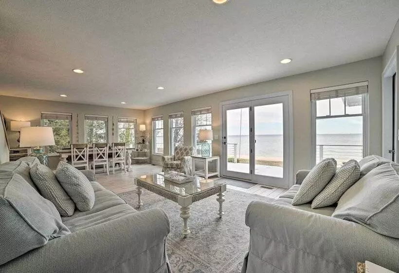 Getaway On Crystal Clear Lake: Main & Guest House!