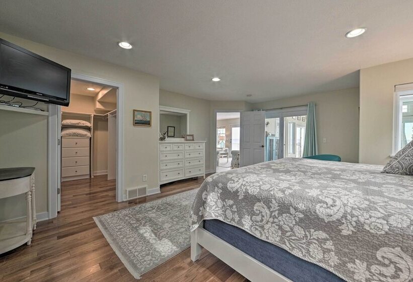 Getaway On Crystal Clear Lake: Main & Guest House!