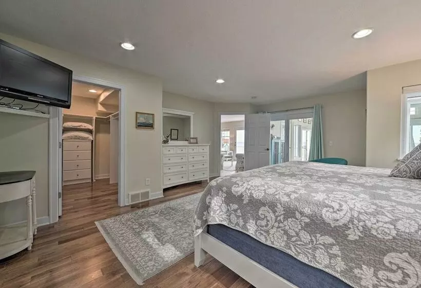 Getaway On Crystal Clear Lake: Main & Guest House!