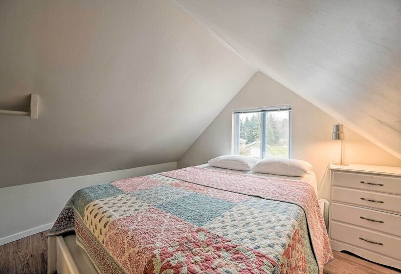 Getaway On Crystal Clear Lake: Main & Guest House!