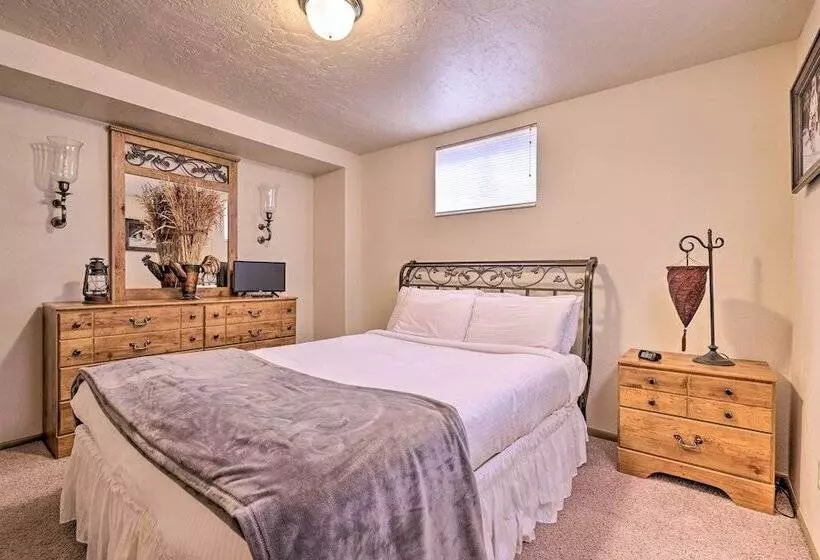 Parowan Escape With 2 Game Rooms, Deck & Yard!