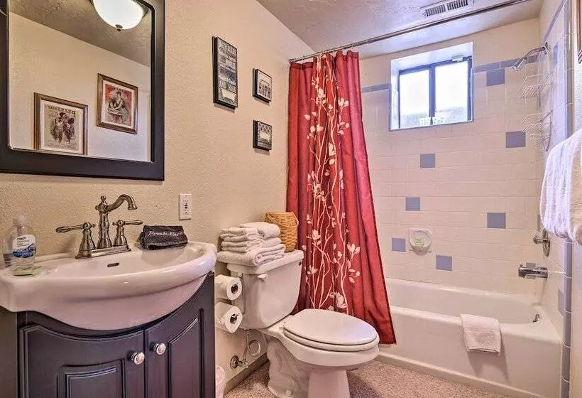 Parowan Escape With 2 Game Rooms, Deck & Yard!