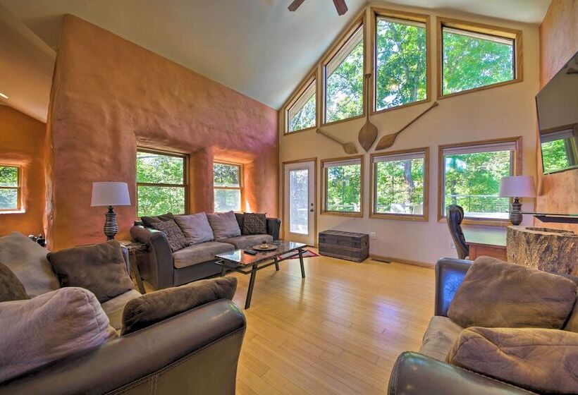 Peaceful Custom Carbondale Home W/ Pool, Near Siu!