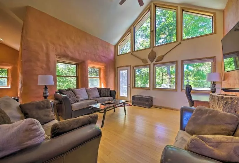 Peaceful Custom Carbondale Home W/ Pool, Near Siu!