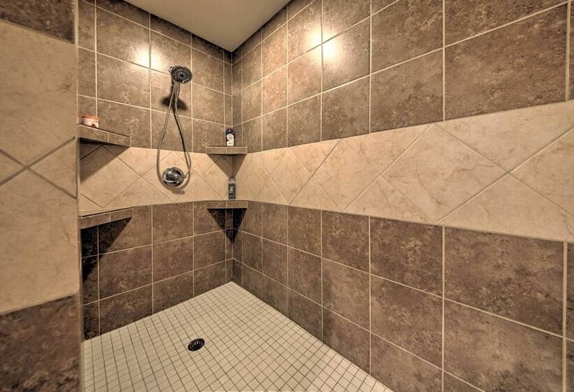 Peaceful Custom Carbondale Home W/ Pool, Near Siu!