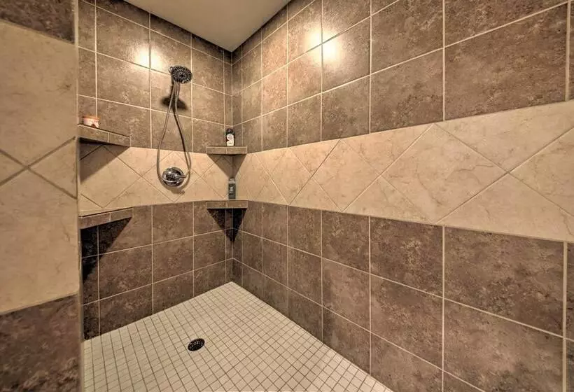 Peaceful Custom Carbondale Home W/ Pool, Near Siu!