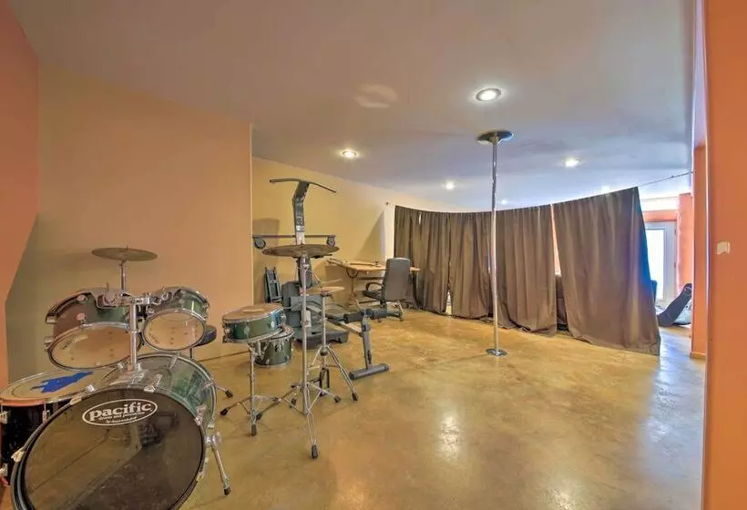 Peaceful Custom Carbondale Home W/ Pool, Near Siu!