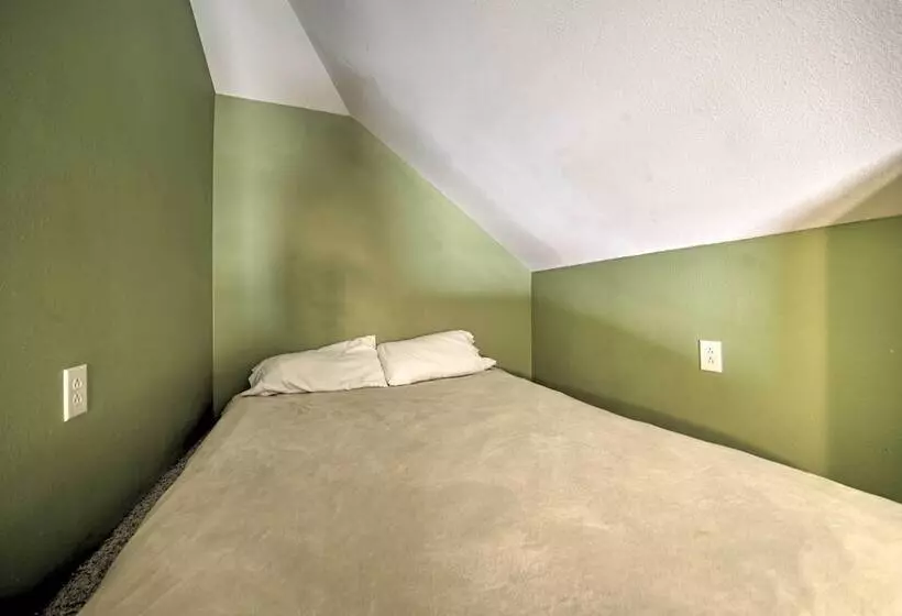 Peaceful Custom Carbondale Home W/ Pool, Near Siu!