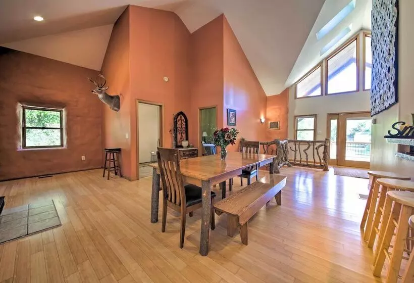 Peaceful Custom Carbondale Home W/ Pool, Near Siu!