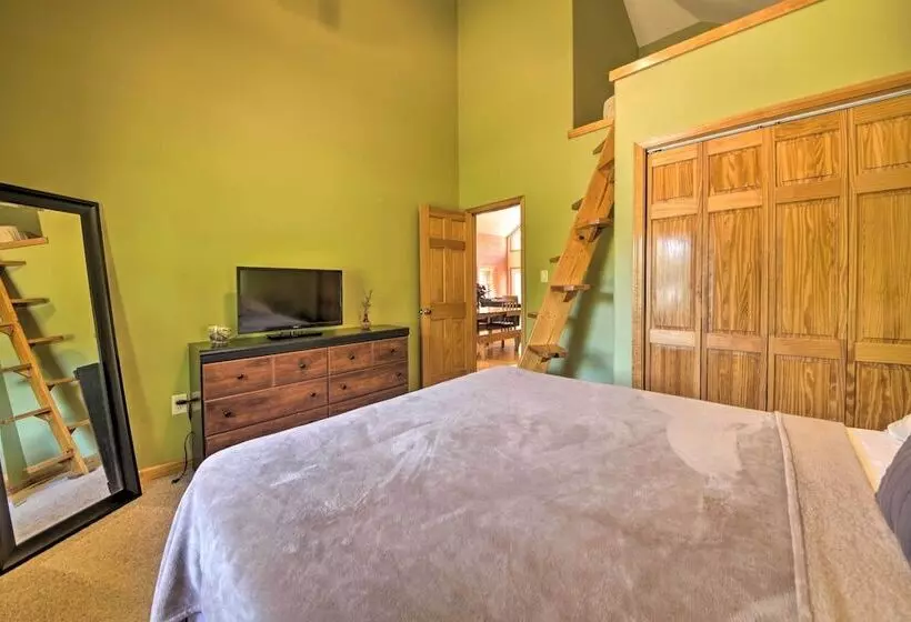 Peaceful Custom Carbondale Home W/ Pool, Near Siu!