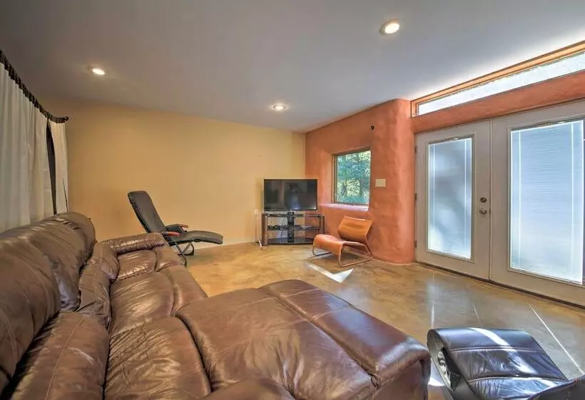 Peaceful Custom Carbondale Home W/ Pool, Near Siu!