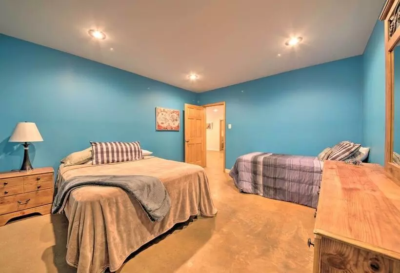 Peaceful Custom Carbondale Home W/ Pool, Near Siu!