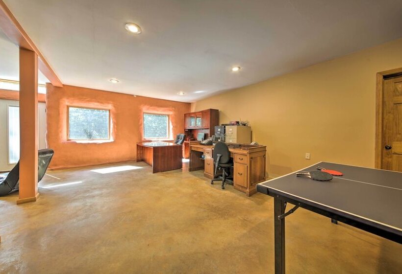 Peaceful Custom Carbondale Home W/ Pool, Near Siu!