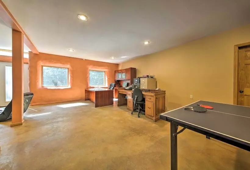 Peaceful Custom Carbondale Home W/ Pool, Near Siu!