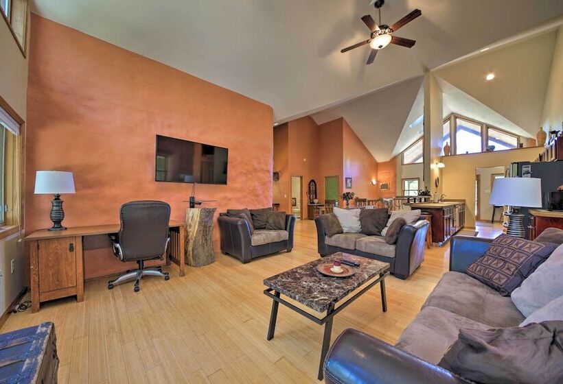 Peaceful Custom Carbondale Home W/ Pool, Near Siu!