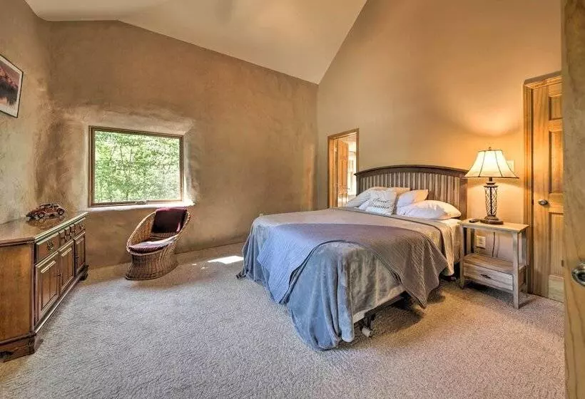 Peaceful Custom Carbondale Home W/ Pool, Near Siu!