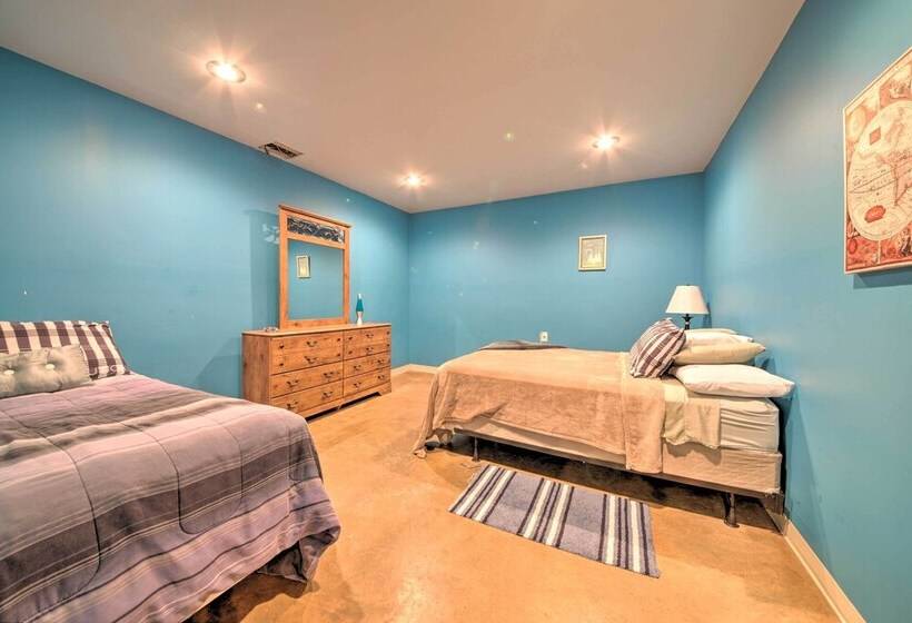 Peaceful Custom Carbondale Home W/ Pool, Near Siu!