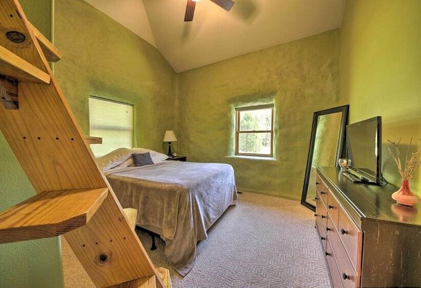 Peaceful Custom Carbondale Home W/ Pool, Near Siu!