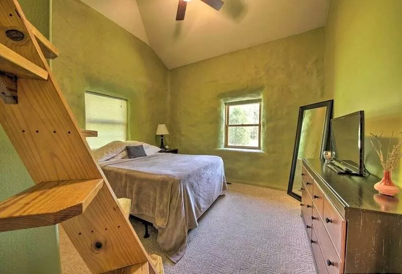 Peaceful Custom Carbondale Home W/ Pool, Near Siu!