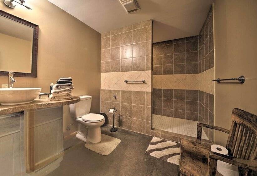 Peaceful Custom Carbondale Home W/ Pool, Near Siu!