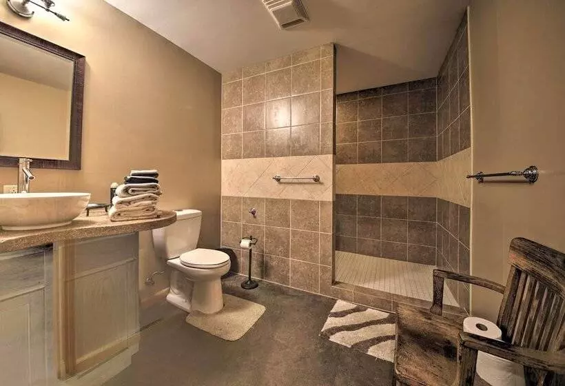 Peaceful Custom Carbondale Home W/ Pool, Near Siu!