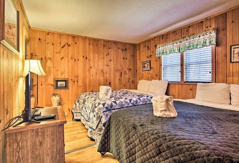 Private Gatlinburg Cabin: Pet Friendly W/ Hot Tub!