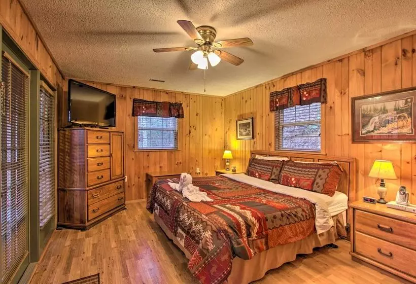 Private Gatlinburg Cabin: Pet Friendly W/ Hot Tub!