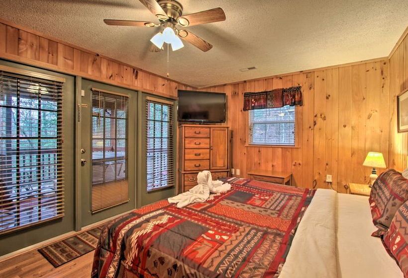 Private Gatlinburg Cabin: Pet Friendly W/ Hot Tub!
