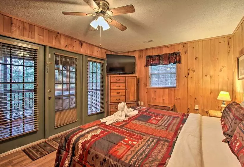 Private Gatlinburg Cabin: Pet Friendly W/ Hot Tub!
