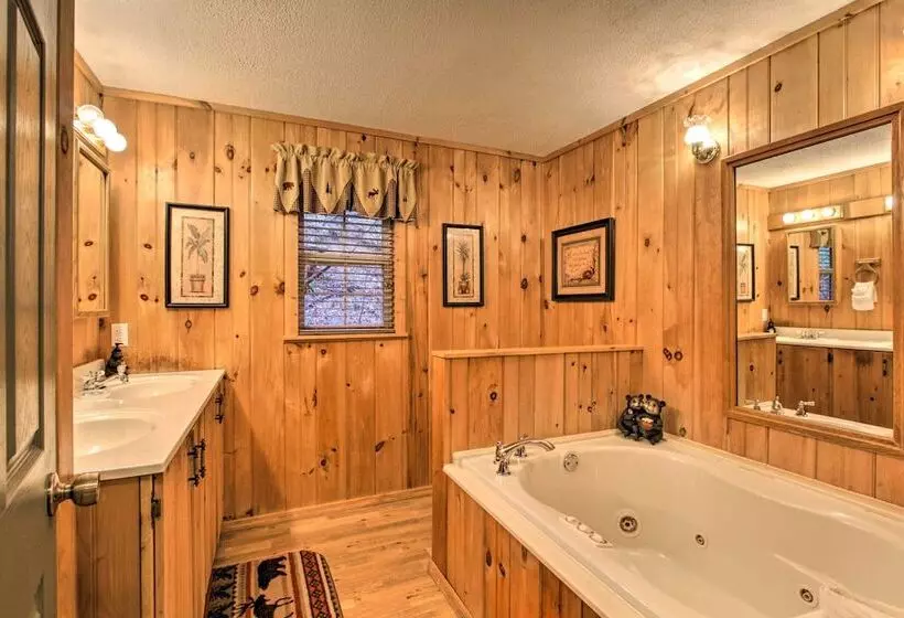 Private Gatlinburg Cabin: Pet Friendly W/ Hot Tub!