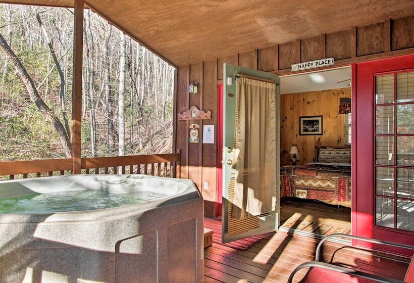 Private Gatlinburg Cabin: Pet Friendly W/ Hot Tub!