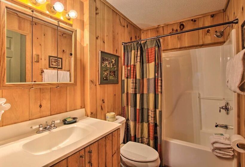 Private Gatlinburg Cabin: Pet Friendly W/ Hot Tub!