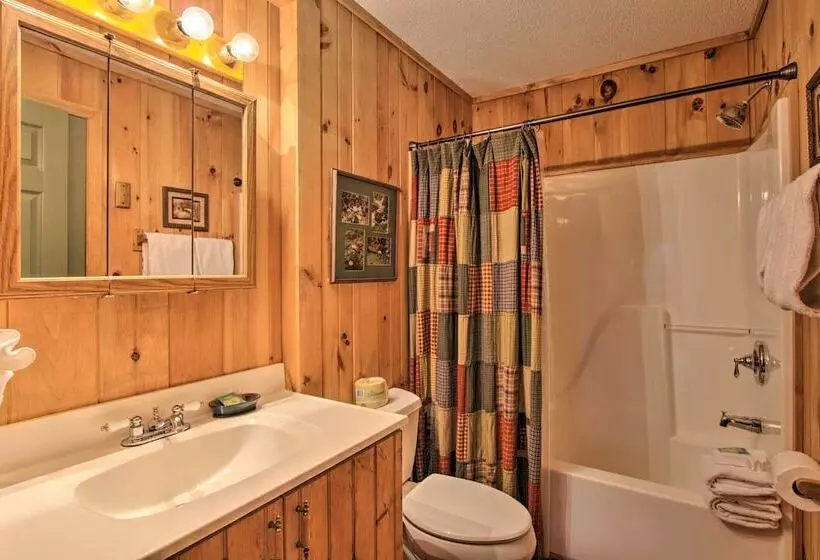Private Gatlinburg Cabin: Pet Friendly W/ Hot Tub!