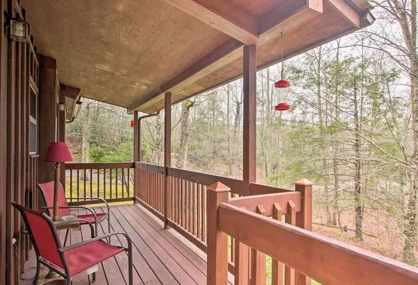 Private Gatlinburg Cabin: Pet Friendly W/ Hot Tub!