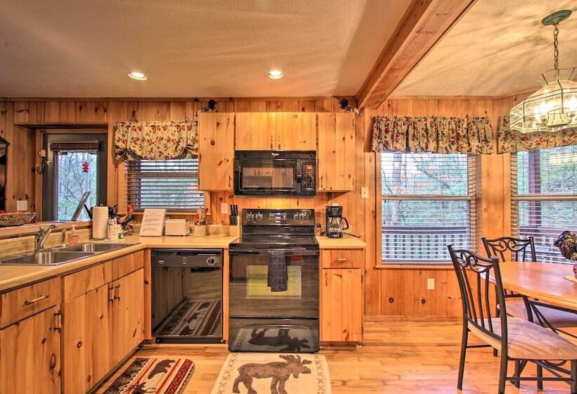 Private Gatlinburg Cabin: Pet Friendly W/ Hot Tub!