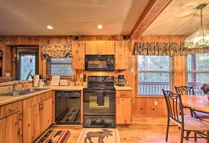 Private Gatlinburg Cabin: Pet Friendly W/ Hot Tub!