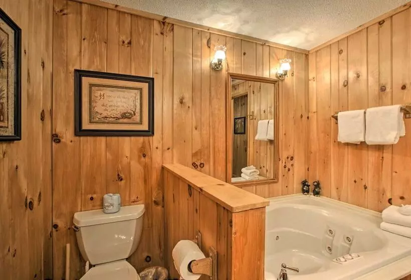 Private Gatlinburg Cabin: Pet Friendly W/ Hot Tub!