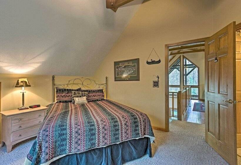 Spacious Maggie Valley Cabin W/ Hot Tub & Mtn View