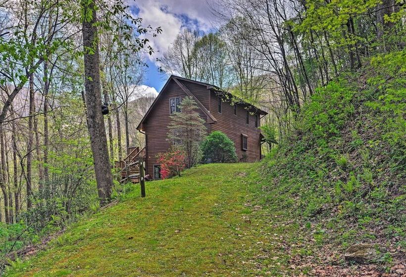 Spacious Maggie Valley Cabin W/ Hot Tub & Mtn View