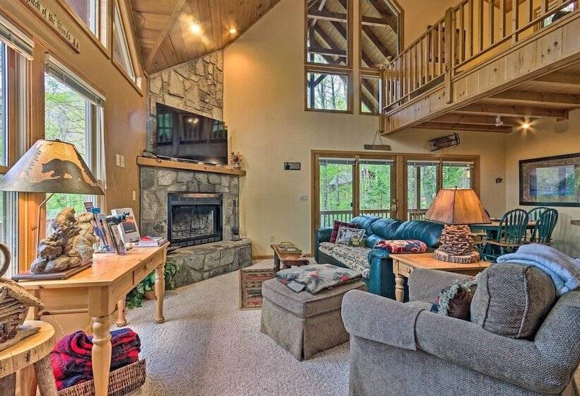 Spacious Maggie Valley Cabin W/ Hot Tub & Mtn View