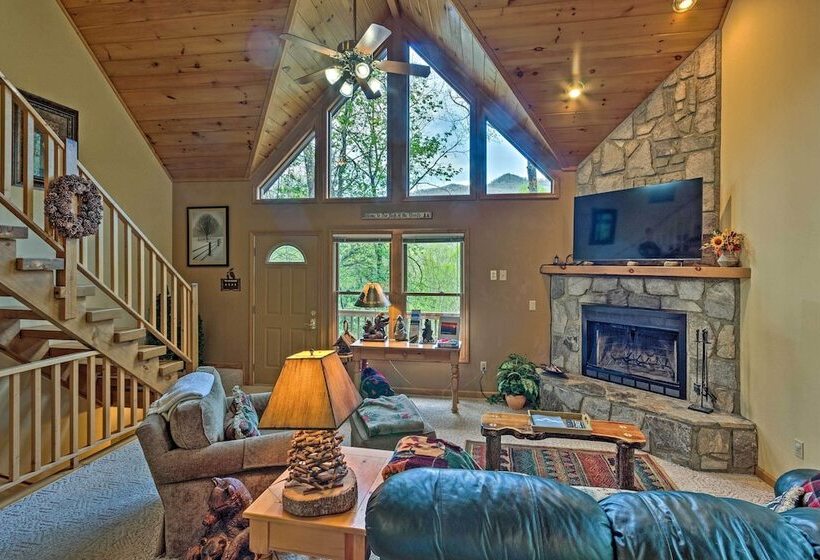 Spacious Maggie Valley Cabin W/ Hot Tub & Mtn View