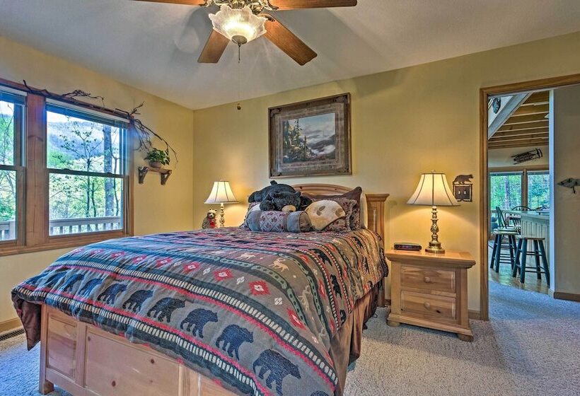 Spacious Maggie Valley Cabin W/ Hot Tub & Mtn View