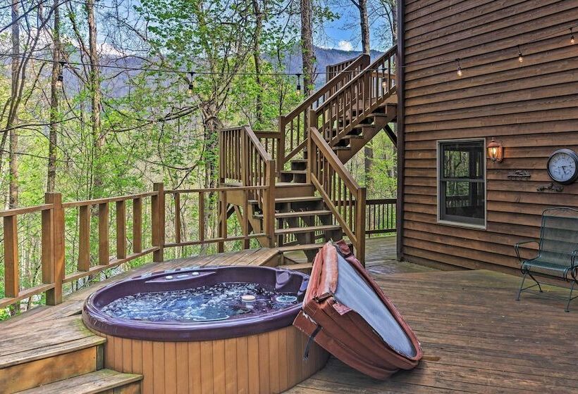 Spacious Maggie Valley Cabin W/ Hot Tub & Mtn View